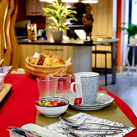 La Maison Du Sculpteur A Proche Puy Du F B&B 티파우제스